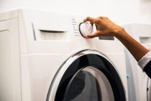 Máquina de lavar vazando água: veja como resolver