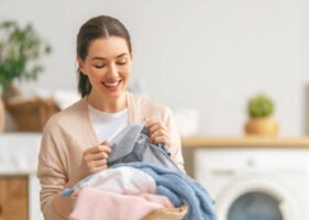 4 dicas para lavar roupas na máquina sem danificá-las