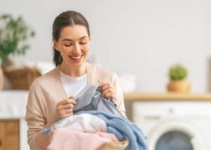4 dicas para lavar roupas na máquina sem danificá-las