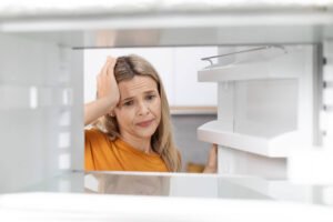 Geladeira descongelando sozinha? Saiba qual pode ser o problema