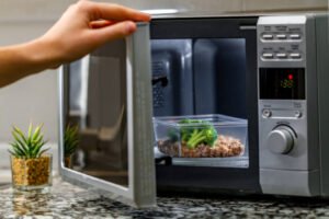 Micro-ondas com barulho estranho ao ligar