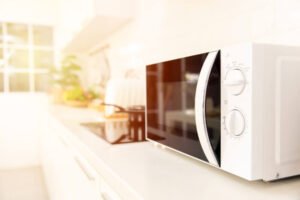 Micro-ondas não esquenta? Saiba como resolver