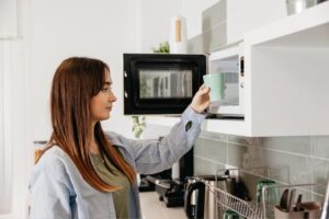 Como limpar micro-ondas sem esforço e sem danificar? Aprenda o melhor método!