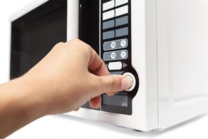 Micro-ondas com defeito? Conheça os motivos mais comuns e entenda o que fazer com seu aparelho!